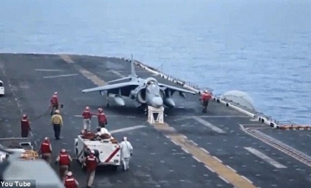 Απίστευτο βίντεο: Πιλότος προσνήωσε Harrier πάνω σε… σκαμπό αεροπλανοφόρου