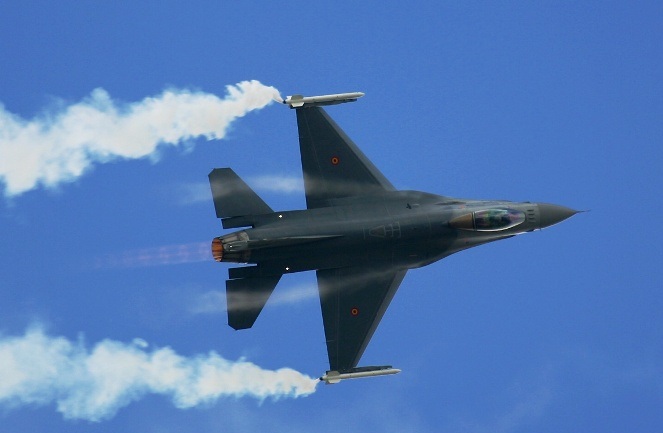 Τούρκος πιλότος F-16 παραλίγο να “ξυρίσει” τα κεφάλια των θεατών σε air show – Βίντεο