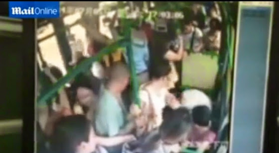 Κίνα: Έβαλε φωτιά μέσα σε λεωφορείο γεμάτο επιβάτες – Σοκαριστικό (vid)
