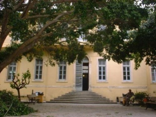 Δικαστήρια Χανίων–Έσπρωξε αστυνομικό και έφυγε τρέχοντας με την δικογραφία στα χέρια
