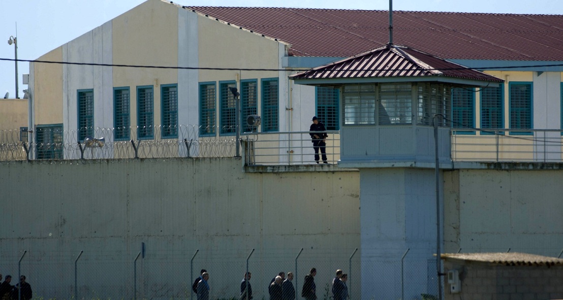 Μαχαίρια και κινητά τηλέφωνα στις φυλακές Τρικάλων