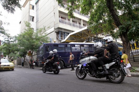 Διαμαρτυρία αντιεξουσιαστών έξω από τον Ευαγγελισμό υπέρ του Μαζιώτη