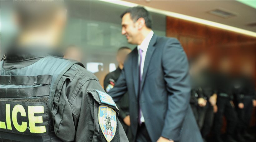 Τους άνδρες της ομάδας ΔΙΑΣ που συνέλαβαν τον Μαζιώτη υποδέχθηκε και συνεχάρη ο Β.Κικίλιας