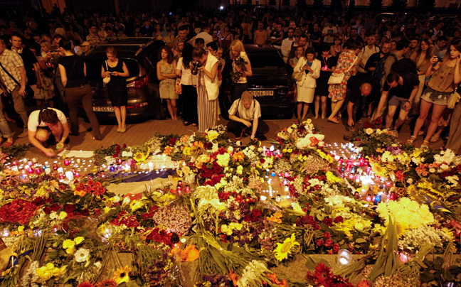 Θρήνος για τα 298 θύματα του Μπόινγκ -Ερωτηματικά για τα αίτια της συντριβής (pics)