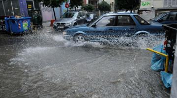 Χάος στην κυκλοφορία από την ξαφνική καλοκαιρινή μπόρα στην Αττική [βίντεο]