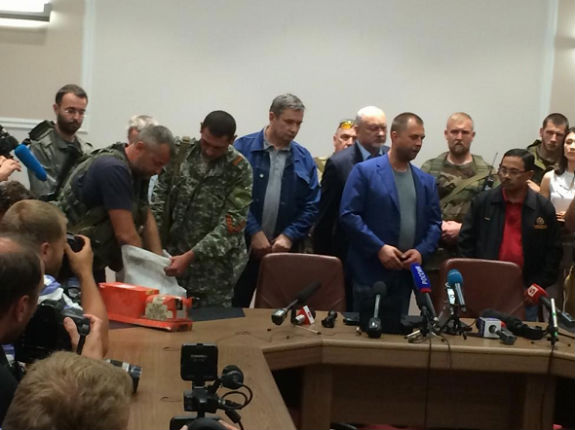 Οι δυνάμεις αυτοάμυνας παρέδωσαν σε Μαλαισιανούς τα δύο “μαύρα” κουτιά του Boeing