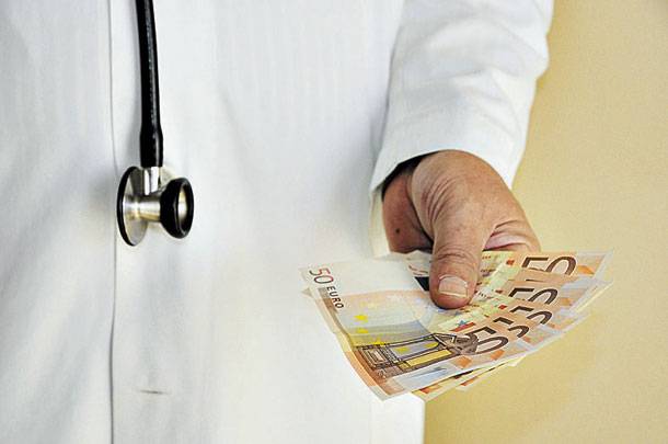 Σε αργία ο γιατρός του Ευαγγελισμού για το φακελάκι – Θα ελεγχθεί πειθαρχικά