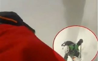 Βίντεο-σοκ: Χιονοστιβάδα παρασέρνει πατέρα και παιδιά