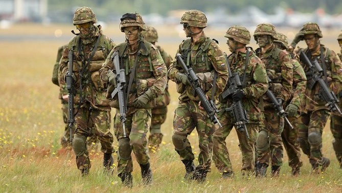 Αυστραλοί και Ολλανδοί στρατιώτες στο σημείο συντριβής του B-777 εν μέσω εκεχειρίας