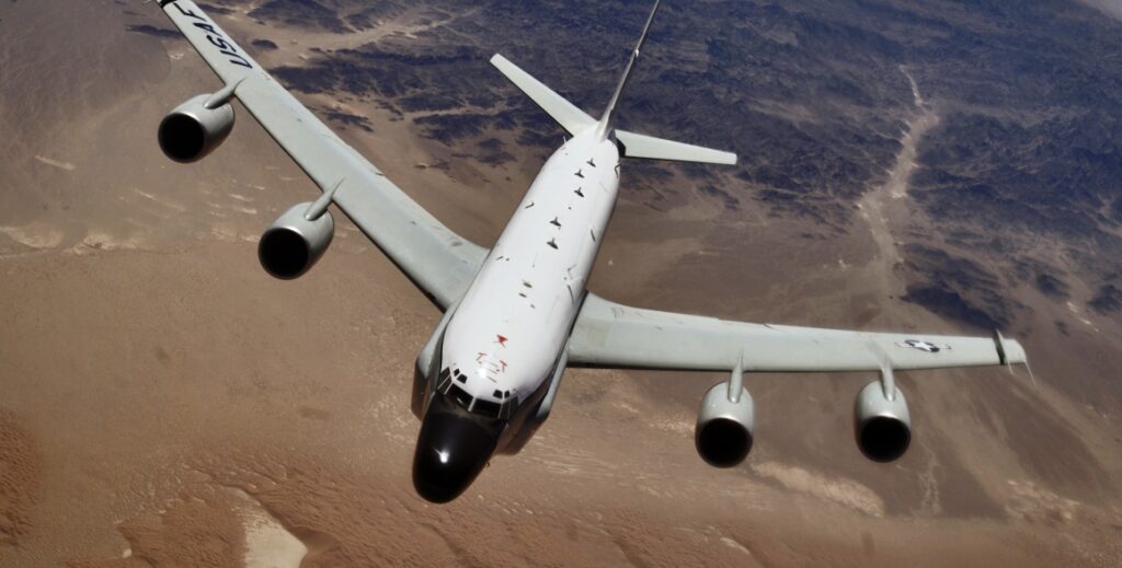 «Θερμό» επεισόδιο: Καταδίωξη RC-135 από ρωσικά Su-27SM3 πάνω από τη Βαλτική (vid)