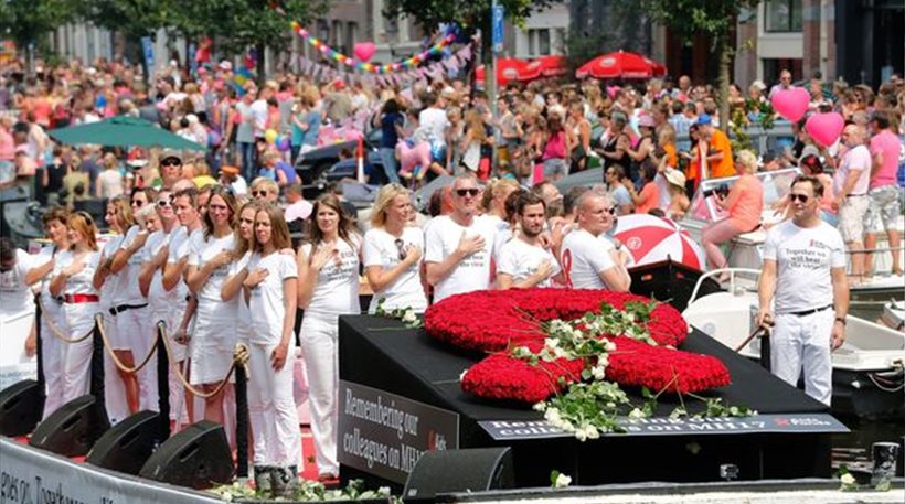 Ολλανδία: Με GAY PRIDE απέτισαν φόρο τιμής στα θύματα της συντριβής του Β-777 [εικόνες]