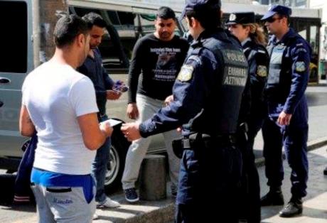 Δεκάδες συλλήψεις λαθρομεταναστών στο λιμάνι της Πάτρας
