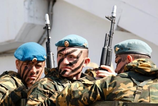 Ρωσική αεραποβατική άσκηση “μαμούθ” στο Pskov με το “βλέμμα” στην Πολωνία (vid)