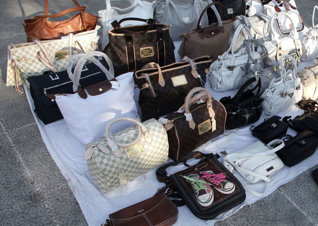 Δύο συλλήψεις για παρεμπόριο σε λαϊκές