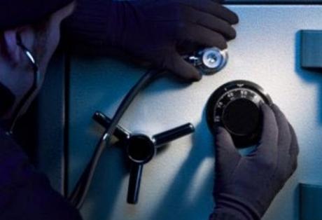 Χαλκιδική: Δεν μπορούσαν να ανοίξουν το χρηματοκιβώτιο και το πήρανε μαζί τους