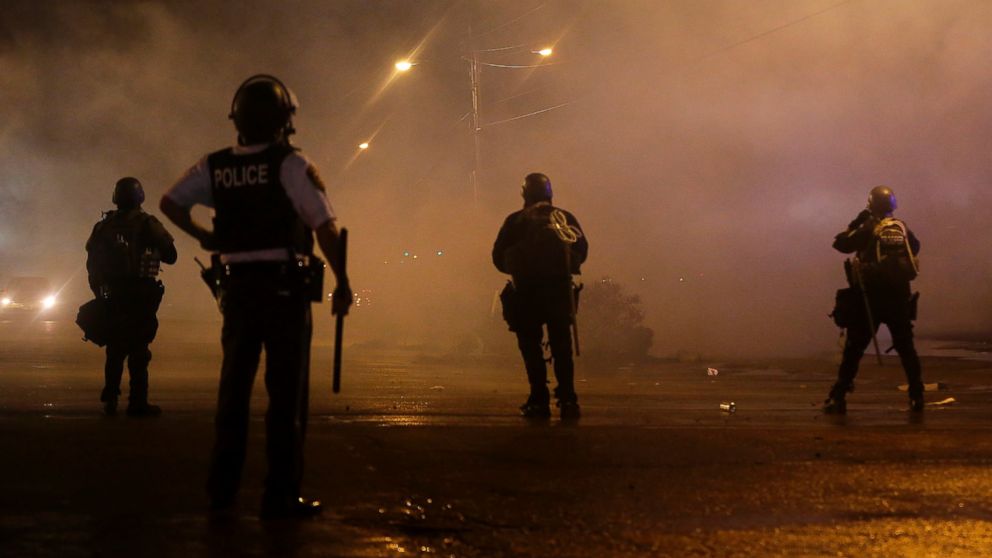 Συνεχίζεται να καίγεται το Ferguson – Έξι φορές πυροβολήθηκε ο 18χρονος από τον αστυνομικό! (vid)
