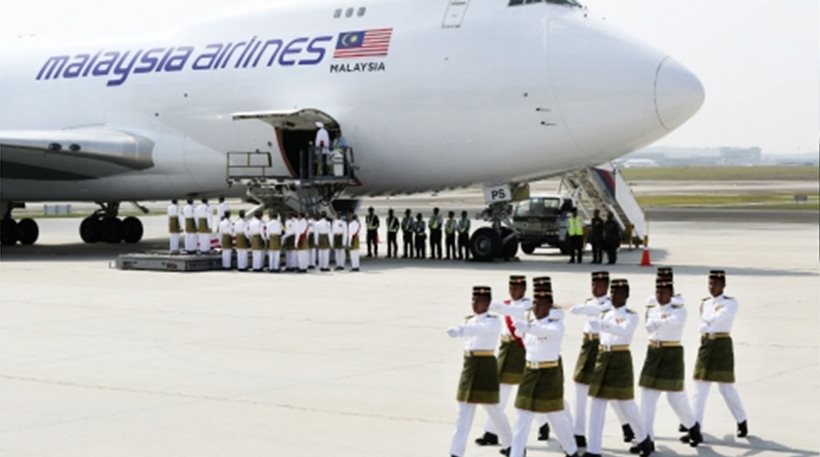 Έφθασαν στη Μαλαισία οι σοροί τριών ακόμα θυμάτων της πτήσης ΜΗ17