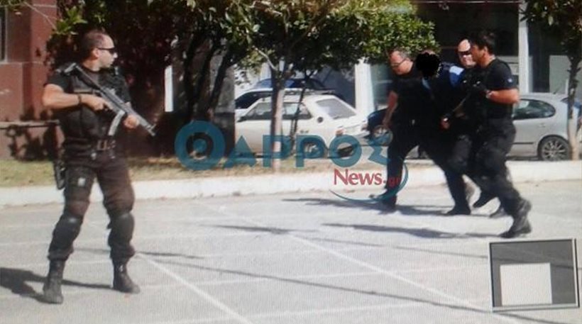 Ένταση στο δικαστήριο κατά την προσαγωγή των δραστών του διπλού φονικού [βίντεο]