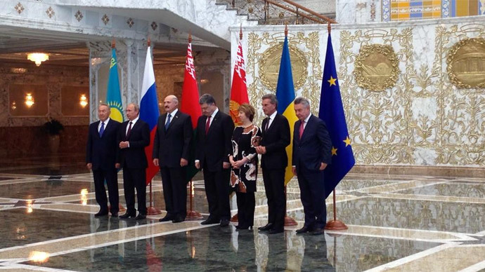 Συνάντηση δια χειραψίας  Πούτιν και Ποροσένκο στο Μίνσκ της Λευκορωσίας