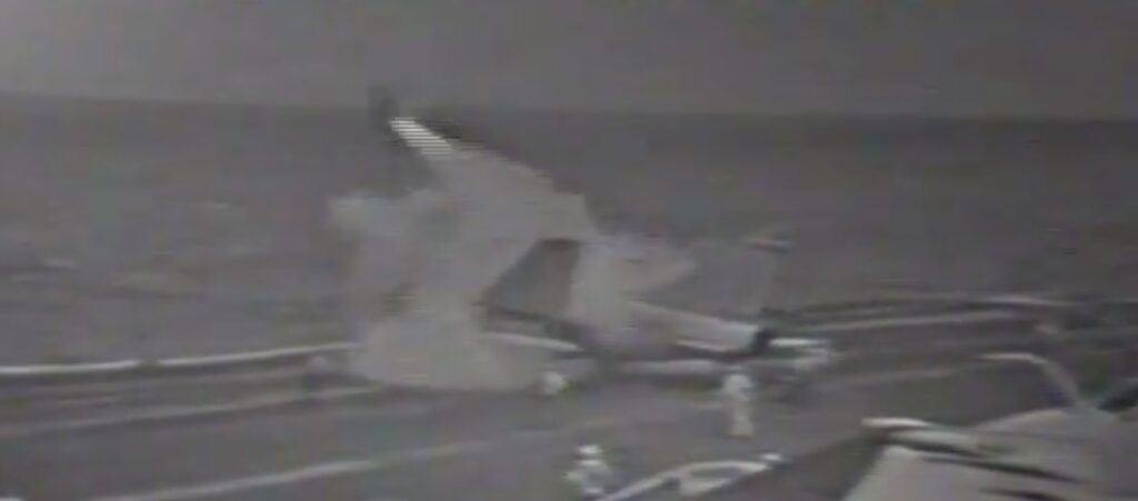 Ένα κλασικό βίντεο από την εκτίναξη πιλότου μαχητικού Α-7