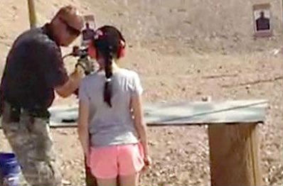 ΗΠΑ: 9χρονη σκότωσε τον εκπαιδευτή της ενώ την μάθαινε να πυροβολεί με UZI (vid)