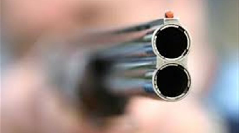 Ληστεία με πυροβολισμούς και τραυματία σε σούπερ μάρκετ