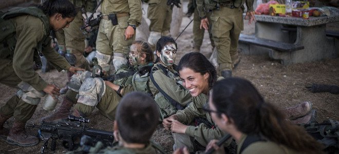 Γυναίκες στα όπλα στο Ισραήλ: Οσονούπω και στην Ελλάδα [εικόνες]