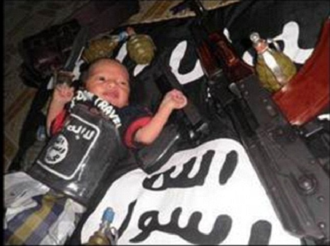 Προπαγάνδα του ISIS για να μυήσουν παιδιά στην οργάνωση: Aυτό είναι το πιο νεαρό «μέλος» τους