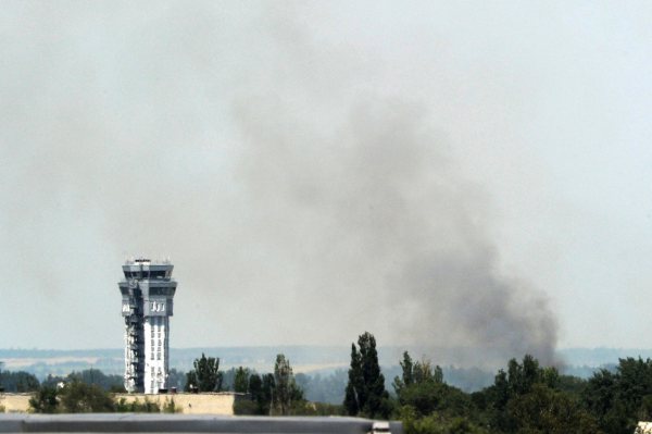 Οι νεοναζί του Κιέβου βομβαρδίζουν το αεροδρόμιο του Ντονέτσκ παρά την εκεχειρία (vid)