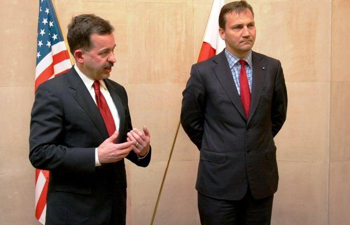 Ο Αμερικανός πρεσβευτής στην Πολωνία πραγματοποίησε άλμα με Πολωνούς Αλεξιπτωτιστές – Βίντεο