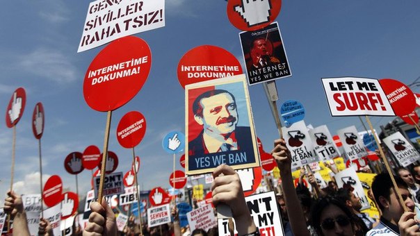 Aυστηρότερη νομοθεσία για το διαδίκτυο επιθυμεί το κυβερνών κόμμα στην τουρκία