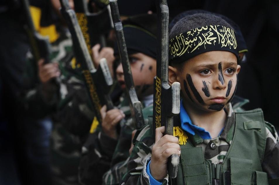 Ανήλικοι στην υπηρεσία των τζιχαντιστών – To ISIS τα έχει μετατρέψει σε βομβιστές αυτοκτονίας
