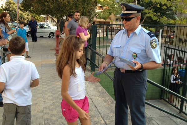 Η αστυνομία θα διανείμει ενημερωτικά φυλλάδια σε δημοτικά σχολεία