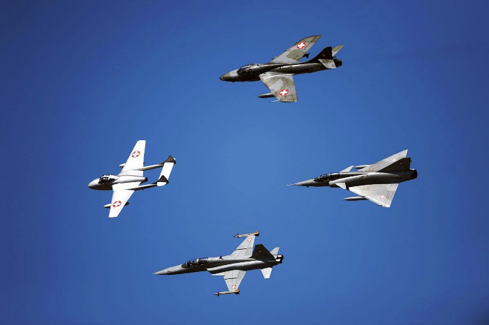 Ελβετικό Air Show 2014: Επιδείξεις μαχητικών Su-22, Mirage III, F/A-18, F-16 και Me -262!