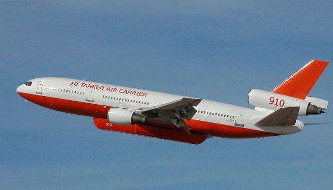 Δείτε DC-10 Air Tanker να «βουτά» σε πλαγιά κατά τη διάρκεια αεροπυρόσβεσης