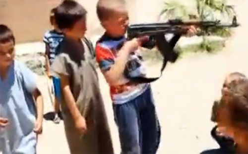 Παιδιά από τη Βοσνία σε «κατασκήνωση» της ISIS – Παίζουν με όπλα και δοξάζουν τον Αλλάχ (vid)