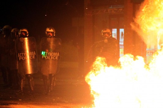 Επίθεση με ομοίωμα χειροβομβίδας εναντίον των ΜΑΤ στα Εξάρχεια: Φόβοι για μεγαλύτερο χτύπημα