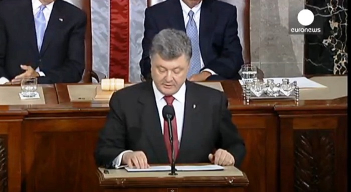 Ποροσένκο από του βήματος του Κογκρέσου:” Με διόπτρες και κουβέρτες δεν κερδίζεις τον πόλεμο”