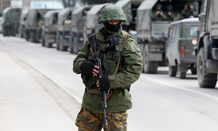 Το Κίεβο κατηγορεί τη Μόσχα για συγκέντρωση στρατευμάτων στα σύνορά του με την Κριμαία