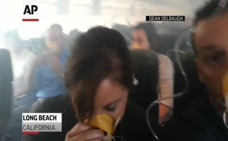 Αναγκαστική προσγείωση αεροπλάνου – Επιβάτες κατέγραψαν τα πάντα [βίντεο]