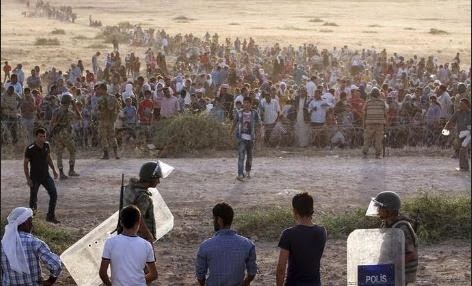 Με δακρυγόνα και πυροβολισμούς οι Τούρκοι σταμάτησαν την είσοδο προσφύγων από τη Συρία
