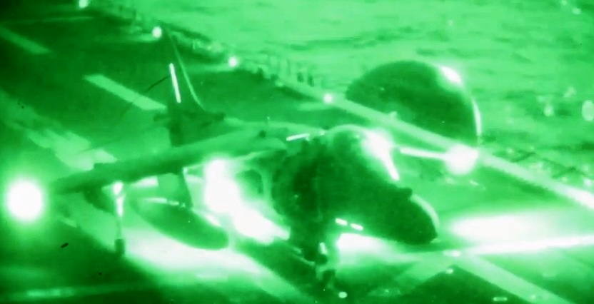 Νυκτερινή προσνήωση AV-8B+ Harrier στο κατάστρωμα σκάφους αμφίβιων επιχειρήσεων – Βίντεο