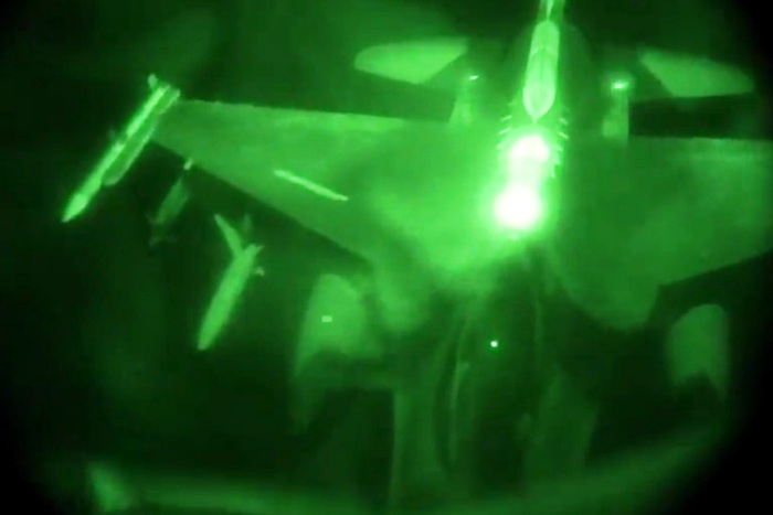 Νυκτερινός ανεφοδιασμός F-16 από KC-135 καθ΄ οδόν προς τη Συρία