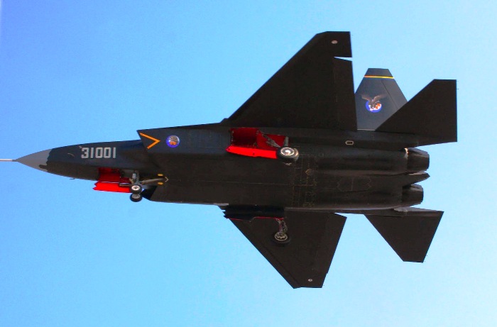 Το κινεζικό μαχητικό 5ης γενιάς J-31 μαζί με μαχητικά J-11