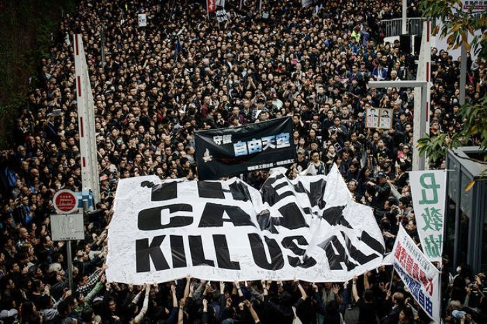Σφοδρές συγκρούσεις στο Χόνγκ Κόνγκ μεταξύ αστυνομίας και διαδηλωτών (Βίντεο)