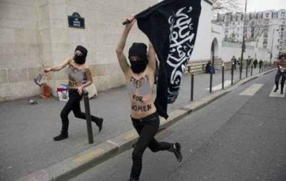 Γυμνόστηθες του κινήματος FEMEN με σημαίες του ISIS στα χέρια δείχνουν τα συμφέροντα που εξυπηρετούν