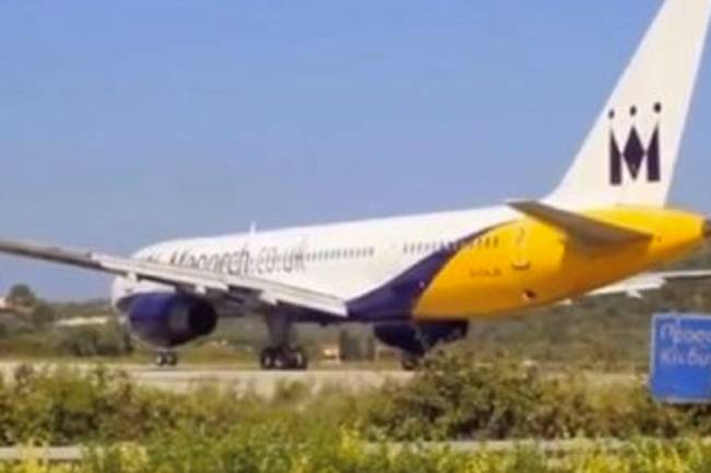 Σκιάθος: Πάρκαραν πίσω από τον κινητήρα ενός Boeing 757 και δείτε τι έπαθαν [βίντεο]