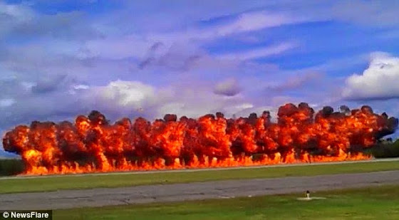 Φοβερό βίντεο με μαχητικό να ρίχνει βόμβα ναπάλμ σε αεροπορικό σόου