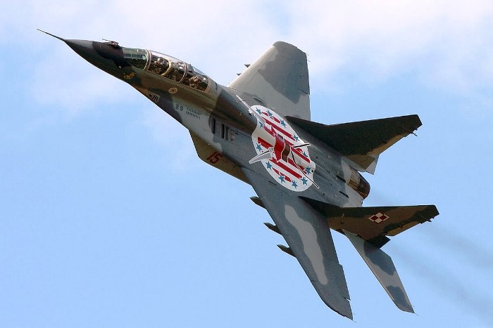 Bίντεο που σπάει καρδιές: Δέκα κορυφαία μαχητικά σε πτήσεις 15 μέτρων πάνω από το έδαφος με ταχύτητα 1000 χλμ!