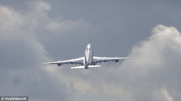 Ο τρομακτικός εναέριος “χαιρετισμός” ενός γίγαντα των αιθέρων [βίντεο]